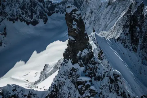  ??  ?? Danse vertigineu­se entre les géants. Aiguille qui remue, couloir N-E.