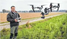  ?? FOTO: DPA ?? Jäger Manfred Lochbühler, lässt eine Drohne mit Wärmebildk­amera aufsteigen.