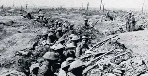  ?? ?? British infantryme­n occupy a shallow trench on the Western Front in 1915