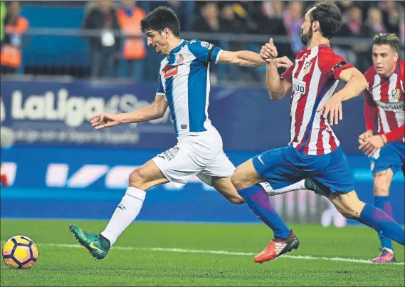  ?? FOTO: J.A.G.SIRVENT ?? Gerard Moreno Dispuso de una clarísima ocasión de golP ero apareció el meta esloveno Oblak y evitó que subiera ese gol al marcador. El punta catalán luchó como siempre arriba