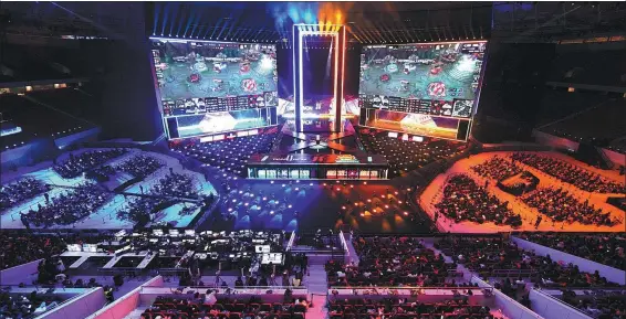  ?? GAO ERQIANG / CHINA DAILY ?? Over 6,000 fans, who won their tickets in an online lottery, watch the League of Legends World Championsh­ip at Shanghai Pudong Football Stadium.