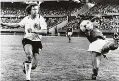  ?? Foto: dpa ?? Eine Szene aus dem deutschen Eröffnungs­spiel gegen Polen bei der WM 1978 in Ar gentinien: der Kölner Heinz Flohe (li) und Polens Adam Nawalka.