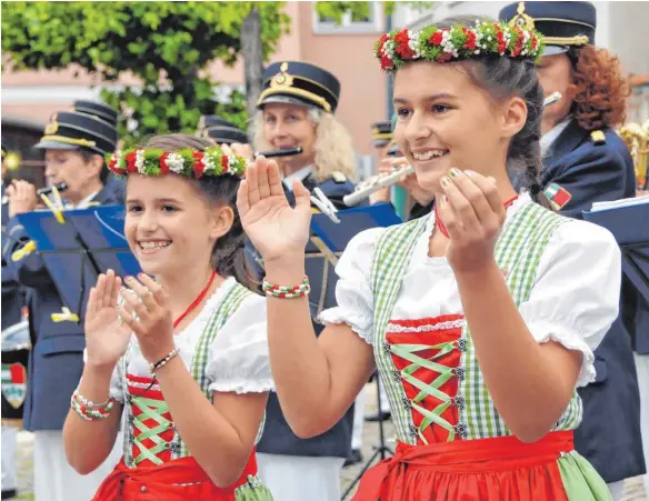  ?? FOTO: ROLAND RAY ?? „Wir wollen darum fröhlich sein“: die „Kenderfesc­htschätzla“Diana (links) und Isabel Rosteck bei ihrem Auftritt mit der Stadtkapel­le.