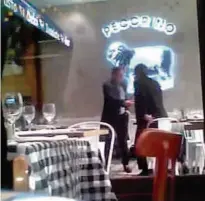  ??  ?? Rodrigo Rocha Loures encontra-se com Joesley Batista em pizzaria nos Jardins (zona oeste de SP)