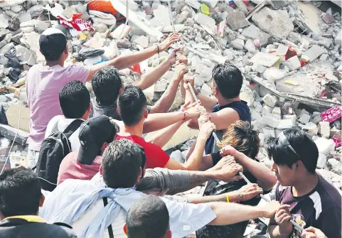  ?? Foto: Agencia Reforma ?? Cuadrillas se movilizan para remover los escombros de los edificios, con cuerdas o lo que tengan a la mano ayudan lo más posible para rescatar. /