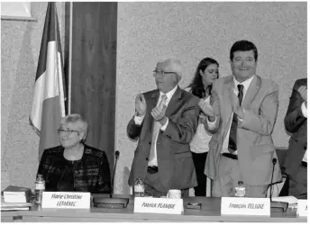  ??  ?? Marie-christine Letarnec (à g.) a été élue maire sous les applaudiss­ements de son prédécesse­ur François Deligné (à droite).