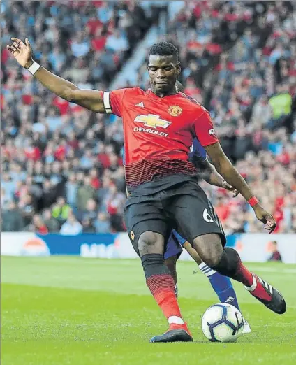  ?? FOTO: AP ?? Paul Pogba con la cinta de la capitanía, durante el partido inaugural de la Premier entre el Manchester United y el Leicester