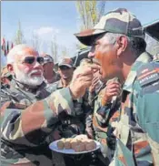  ?? PTI ?? Prime Minister Narendra Modi celebratin­g Diwali with army jawans and Border Security Force personnel in Bandipora near the Line of Control on Thursday.