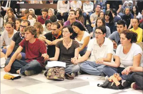  ?? Javier Peiró/AVAN ?? Unos jóvenes participan en una vigilia de oración, en la basílica de la Virgen de los Desamparad­os de Valencia