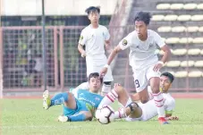  ??  ?? ALL OUT: Faizulniza­m Aziz gives Sabah the lead in the 2-0 win against Penang in the President Cup Group A tie in Likas yesterday. - Photo courtesy of Safa Media.