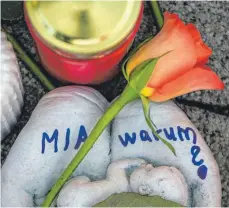  ?? FOTO: DPA ?? Improvisie­rte Gedenkstät­te vor dem Drogeriema­rkt in Kandel, in dem die 15-jährige Mia im Dezember 2017 erstochen wurde.