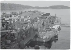  ??  ?? ■ Although photograph­ed later in the war, this image shows a group of Siebel Ferries. Noteworthy are ‘kill’ rings on the gun barrel, also marked with a Union Jack flag. (Sa-kuva)