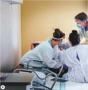  ??  ?? 3
L’infirmiere Lara Gohier avec Minou, un chat mécanique utilisé pour apaiser certains résidents.