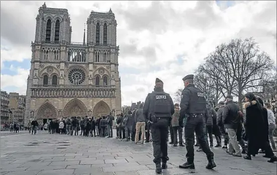  ?? ETIENNE LAURENT / EFE ?? Policía francesa uniformada vigila ante Notre Dame de París mientras otras medidas de custodia no visibles completan el control antiterror­ista