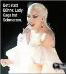  ??  ?? Bett statt Bühne: Lady Gaga hat Schmerzen.