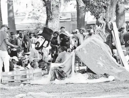  ?? Robson Ventura/Folhapress ?? Barracos montados por dependente­s de crack na praça Princesa Isabel, na região central, para onde eles foram após a operação policial do último domingo; prefeitura diz que não vai permitir barracas no local