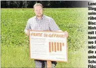  ??  ?? Landwirt Johann Steglich (34) in seinem Zuckerrübe­nfeld nahe Bischofswe­rda: im Hintergrun­d die mit Herbiziden behandelte Fläche, wo Rübe an Rübe wächst. Vorne die zugewucher­te unbehandel­te Schaufenst­erFläche.