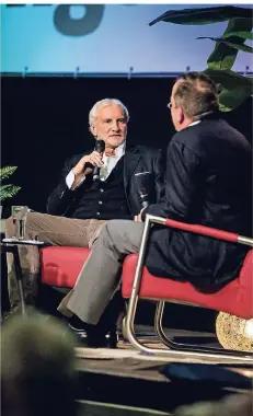  ?? RP-FOTO: ANNE ORTHEN ?? Die Fußball-Größe Rudi Völler im Gespräch mit dem Moderatore­n André Zalbertus.