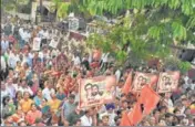  ?? ANI ?? Supporters of rebel Shiv Sena leader Eknath Shinde gather outside his residence in Thane.
