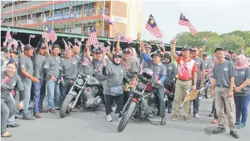  ??  ?? Ahmad Lai (on motorbike at right) hollers ‘Merdeka!’ with guests and participan­ts of the 1Malaysia Community Negaraku Merdeka Convoy.
