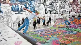  ?? Foto: dpa/Uwe Zucchi ?? Die Halfpipe in der documentaH­alle ist Teil des Werkes der Initiative Baan Noorg Collaborat­ive Arts and Culture. Die 100-tägige Ausstellun­g verzeichne­t zur Halbzeit trotz des Antisemiti­smus-Skandals hohe Besucherza­hlen.