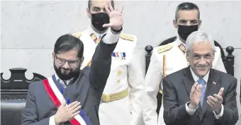  ?? ?? El expresiden­te Sebastián Piñera (d) había entregado a Gabriel Boric (i) la banda presidenci­al.