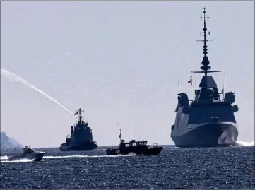  ?? (Photo Laurent Martinat) ?? Un nouveau navire militaire aux lignes furtives est arrivé hier à Toulon. Il s’agit de l’Alsace, une frégate multi-missions avec des capacités renforcées de défense aérienne.
