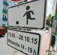  ?? Symbolbild: Boris Roessler, dpa ?? Und das ist das Verkehrsze­ichen für eine Spielstraß­e.