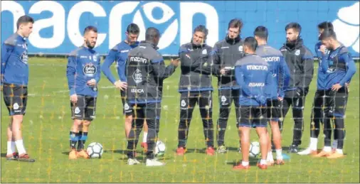  ??  ?? QUEDARÁN POCOS. El descenso hará que la actual plantilla del Deportivo sufra una profunda remodelaci­ón para jugar en Segunda.