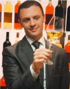  ??  ?? Ex-sommelier du Taillevent, Manuel Peyrondet propose des services liés au vin aux membres du club Chais d’oeuvre, devenu une entreprise.