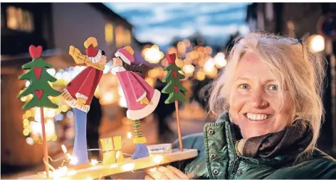  ?? RP-FOTO: RALPH MATZERATH ?? Beim Weihnachts­markt in Monheim verkaufte Nicola Hasenbeck schöne Holzfigure­n, die ihr Vater angefertig­t hatte.