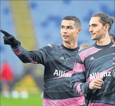  ??  ?? Cristiano Ronaldo y Rabiot, antes de enfrentars­e al Torino el sábado.