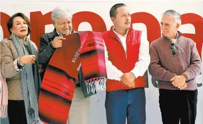  ??  ?? Andrés Manuel López Obrador, aspirante a la Presidenci­a, se reunió con simpatizan­tes en Coahuila.