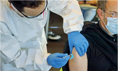  ??  ?? Campagna vaccinale Somministr­azione di una dose del vaccino ad uno degli operatori della Croce Bianca e Croce Rossa