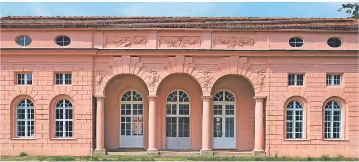  ?? FOTO: EPD ?? Die kleine Synagoge am Neuen Palais im Schlosspar­k verbindet das Hofgärtner­haus der preußische­n Könige, in dem nun die Rabbinerau­sbildung stattindet, mit der einstigen Orangerie, dem neuen Standort der Jüdischen Theologie.