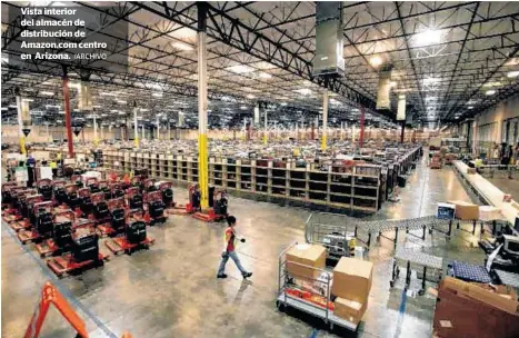  ?? /ARCHIVO ?? Vista interior del almacén de distribuci­ón de Amazon.com centro en Arizona.