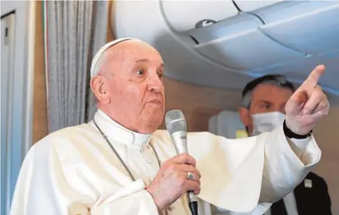  ?? AFP ?? Francisco improvisó una rueda de prensa en el vuelo de vuelta a Roma desde Irak