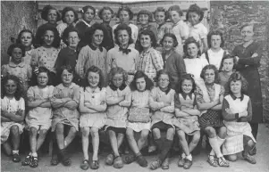  ?? PHOTO ARCHIVES ?? Une photo de classe de l’école pour filles Notre-Dame, à Uzel, en 1945.