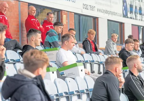  ?? Picture: David Young. ?? Players and coaching staff at Dens ahead of the return to training on Monday.