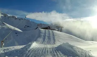  ??  ?? Preparativ­i Sopra, la neve a Carona. A destra, dall’alto, i Piani i Bobbio aperti da ieri e Lizzola