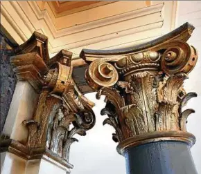  ??  ?? Die kunstvoll verzierten Kapitell bilden den oberen Abschluss der beiden Säulen, die den Baldachin des Altars der Severinus-Kirche stützen