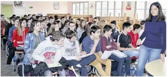  ??  ?? Des élèves attentifs encadrés par Evolaine Majean, professeur d’histoire et son collègue Anthony Donnart.