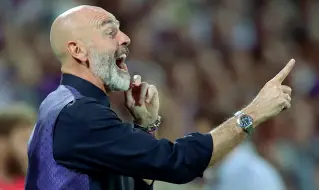  ??  ?? Stefano Pioli, allenatore della Fiorentina dallo scorso anno: quella di Sassuolo è una gara delicata anche per la probabile assenza di Chiesa