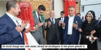  ??  ?? De bruid draagt een rode sluier, terwijl de bruidegom in het groen gehuld is.