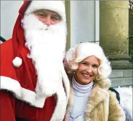  ??  ?? Weihnachts­mann und Theatereng­el freuen sich schon darauf, heute das erste Türchen am Theater zu öffnen. Foto: Birgit Susemihl