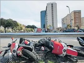  ?? MANÉ ESPINOSA ?? Motos abatidas por el viento en la plaza Pius XII de Barcelona