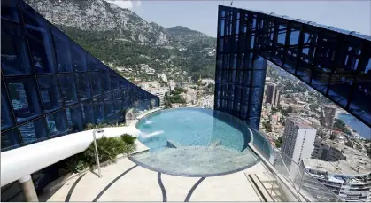  ??  ?? À plus de  mètres de hauteur, la piscine à débordemen­t offre une vue imprenable sur Monaco.