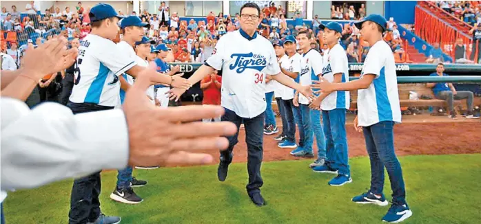  ?? CORTESÍA LMB ?? Fernando Valenzuela, en Quintana Roo, el día que recibió el homenaje de parte de la Liga Mexicana de Beisbol.