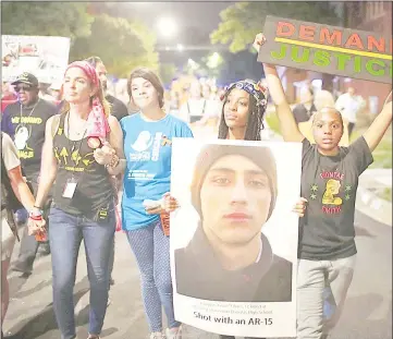  ??  ?? Residents participat­e in an end of school year peace march and rally in Chicago, Illinois.