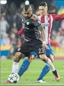  ?? FOTO: SIRVENT ?? Vidal, contra el Atlético